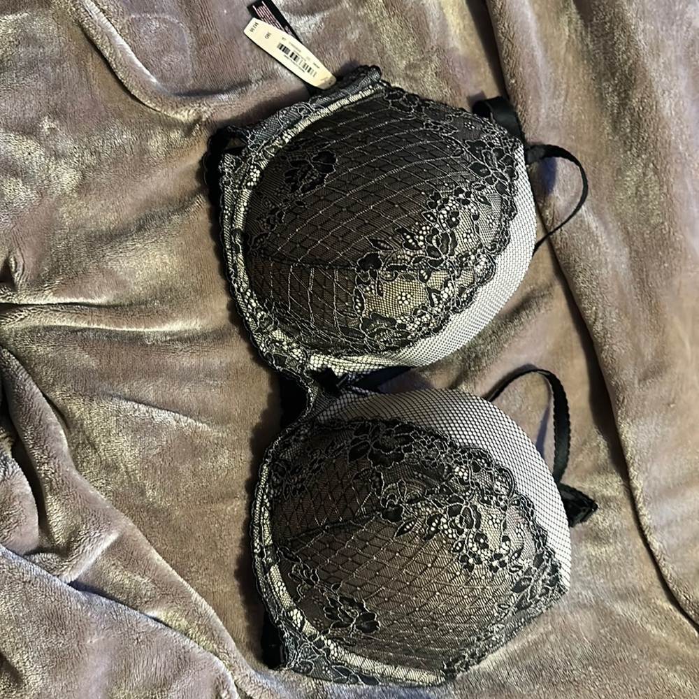 Victoria Secret 38 D bra. Never been worn. Beautiful in person.